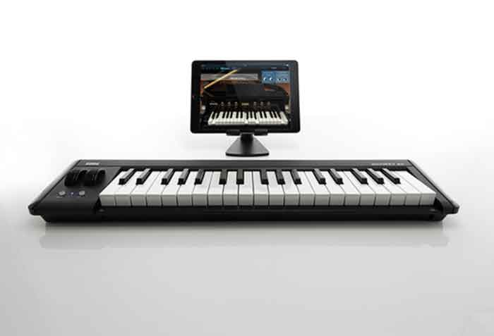 Korg microKEY Air-61 hình được chụp từ chính diện và đang kết nối với laptop và có phầm mềm trên laptop
