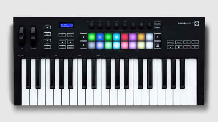 MIDI Controller Novation Launchkey 37 MK3 midi đang được chụp từ góc trên xuống