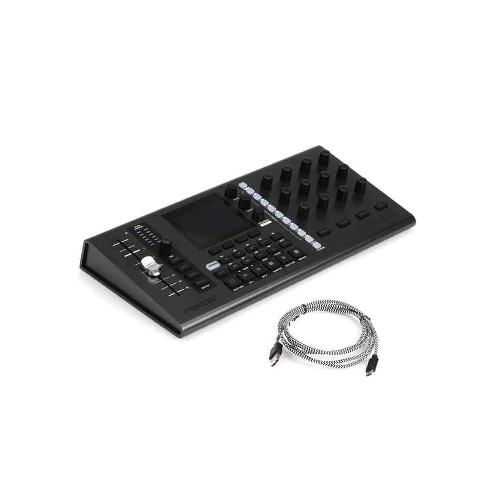 Nektar Panorama CS12 với khu vực bên phải (Macro & Channel Control): 16 encoder dạng núm xoay (xếp 4x4), có đèn LED viền xanh dương.  Có thể gán cho EQ, send, plugin hoặc automation.