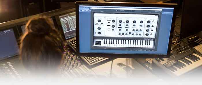 Phần mềm mô phỏng Arturia Oberheim SEM V hình đang được miêu tả người trong hình máy tính sử dụng phầm mềm