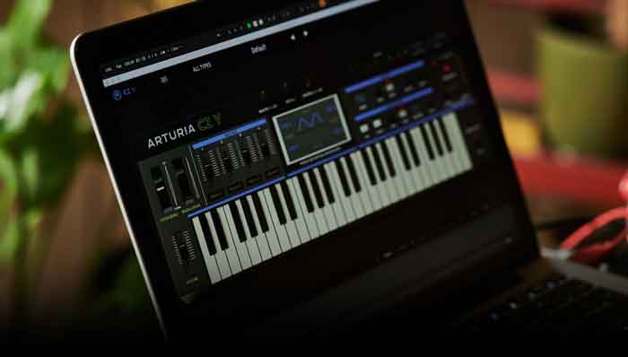 Phần mềm Synth Arturia CZ V hình đang được miêu tả có một chiếc laptop đang được cài phầm mềm sẵn và đang được đặt trên bàn 