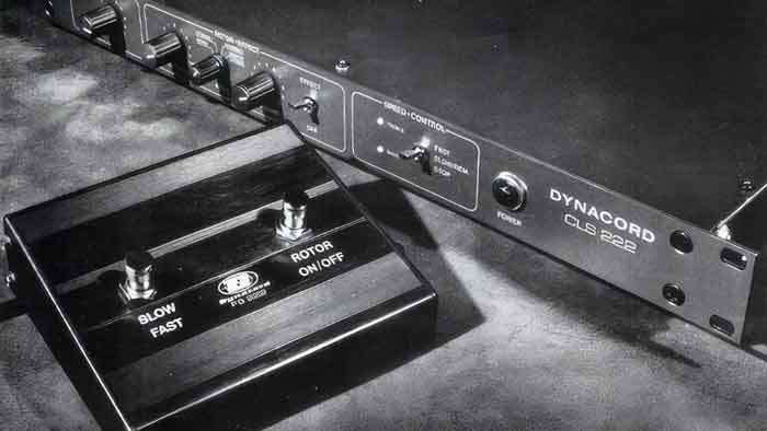 Plug-in Arturia Rotary CLS-222 hình đang chụp có hai thiết bị đang để trên bàn 