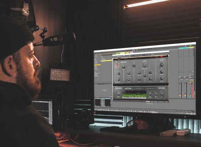 Plug-in Arturia MS-20 Filter hình đang mô tả người đàn ông đang đang kết nối với pc để cang chỉnh 