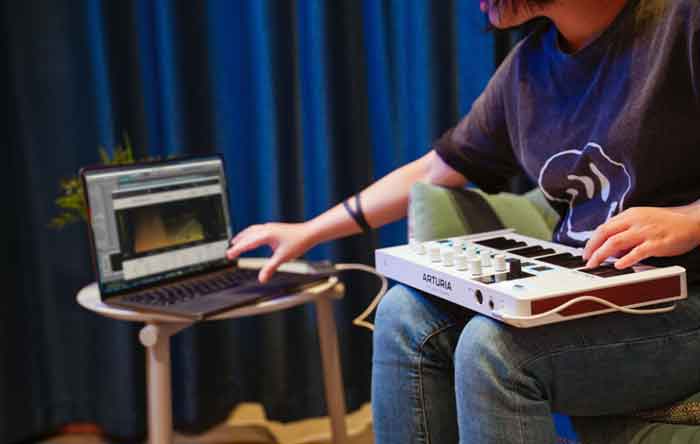 Plug-in Arturia Rev LX-24 hình đang miêu tả người đang ông trong hình đang tùy chỉnh trên laptop