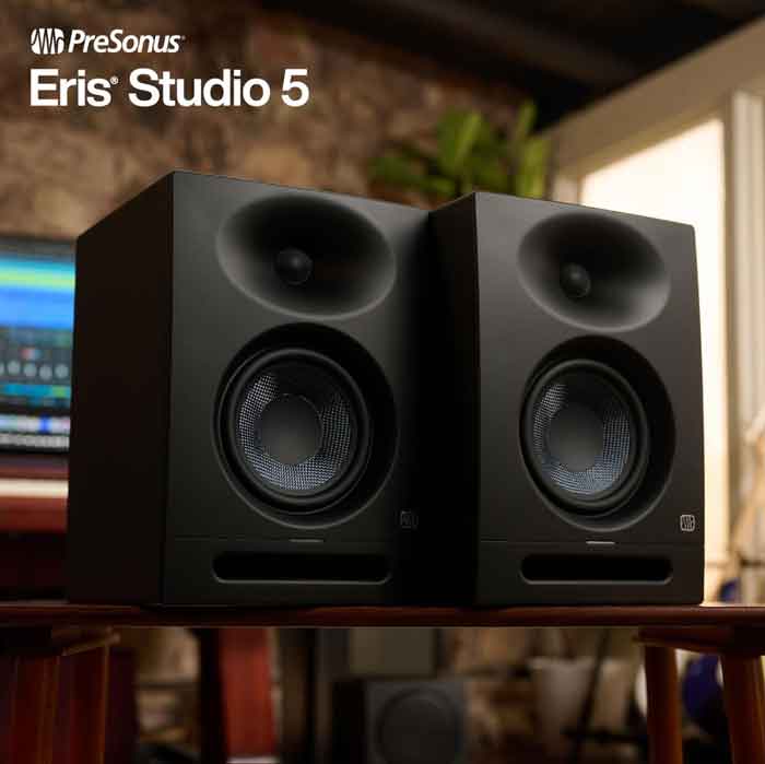 [Đánh Giá] Loa Kiểm Âm PreSonus Eris Studio 5 sản phẩm đang được đặt trên bàn và đang được chụp chi tiết cẩn cảnh sản phẩm với có thiết kế màu đen huyền bí và đẹp mắt 