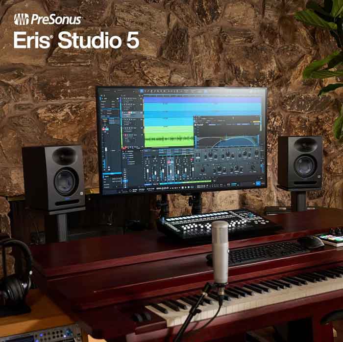 [Đánh Giá] Loa Kiểm Âm PreSonus Eris Studio 5 hình đang được chụp một góc phòng được set úp loa và đang được kết nối với các thiết bị để làm nhạc như pc đang bật phần mềm 