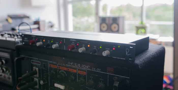 Rupert Neve Designs 5211 2-channel Microphone Preamp hình đang đươc chụp chi tiết góc hơn nghiêng của sản phẩm với đang được kết nối với thiết bị khác 