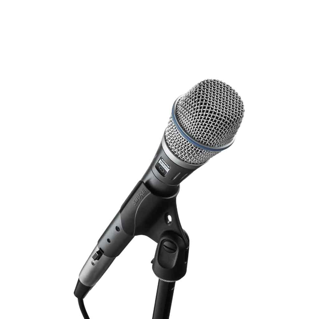 Shure Beta 87C Cardioid Condenser Handheld Vocal Microphone với được thiết kế Làm bằng kim loại phủ sơn đen nhám – vừa bền, vừa tạo cảm giác cầm chắc tay và không trơn trượt và đang được trên lên chân mic để dễ thu âm 