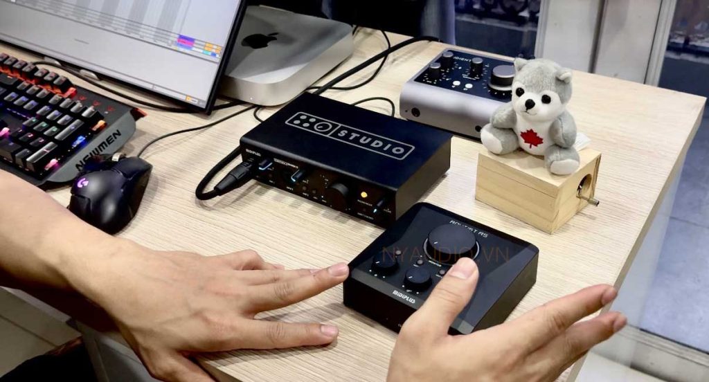 hình ảnh routist và studio pro thế hệ thứ 2 của nhà MIDIPLUS đang được đặt trên bạn so sánh