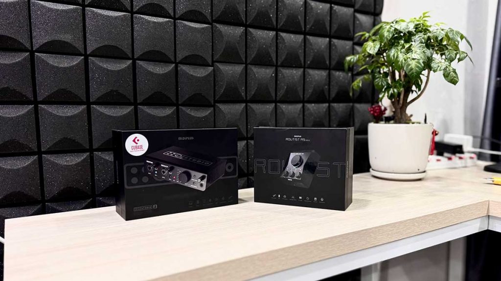 hình ảnh audio interface của nhà MIDIPLUS thế hệ thứ 2 được đặt cạnh bên với với màu đen huyền bí 