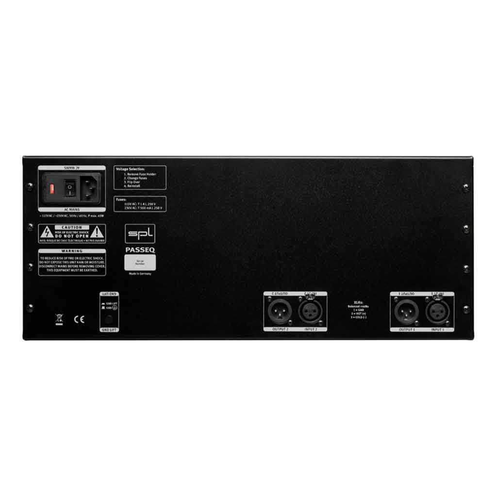 Thiết bị SPL PASSEQ Passive Mastering EQ hình đang được miêu tả chụp chi tiết mặt sau với có thiết kế 4 phích cắm đầu vào và 1 phích cắm nguồn với nút nguồn ở cạnh 