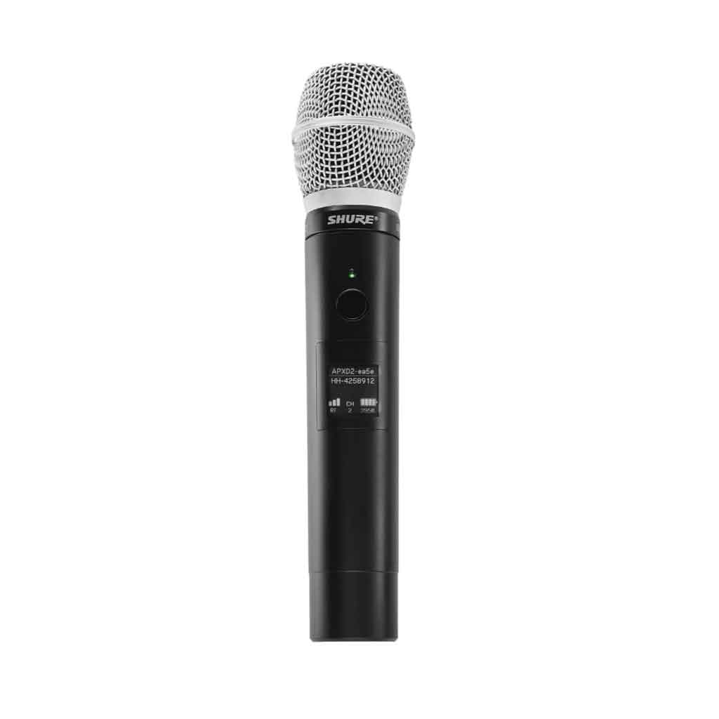 Tay phát micro không dây Shure MXW2X hình đang được miêu tả chi tiết mic có màu đen nhám, chất liệu kim loại cao cấp, chống trầy xước và tạo cảm giác chắc chắn khi cầm.