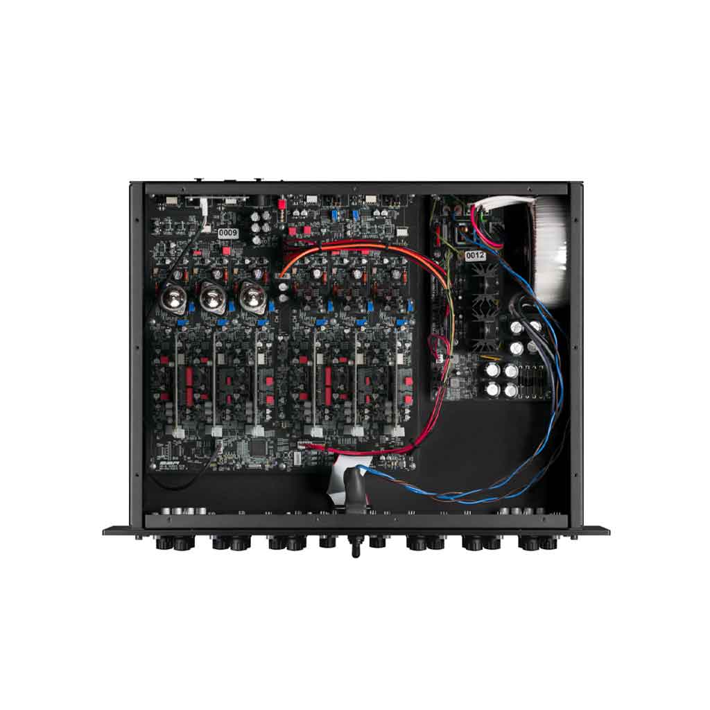 Thiết Bị EQ Tham Số Black Box Analog Design HG-Q hình đang được chụp chi tiết bên trong của sản phẩm với có nhiêu linh kiện các loại 