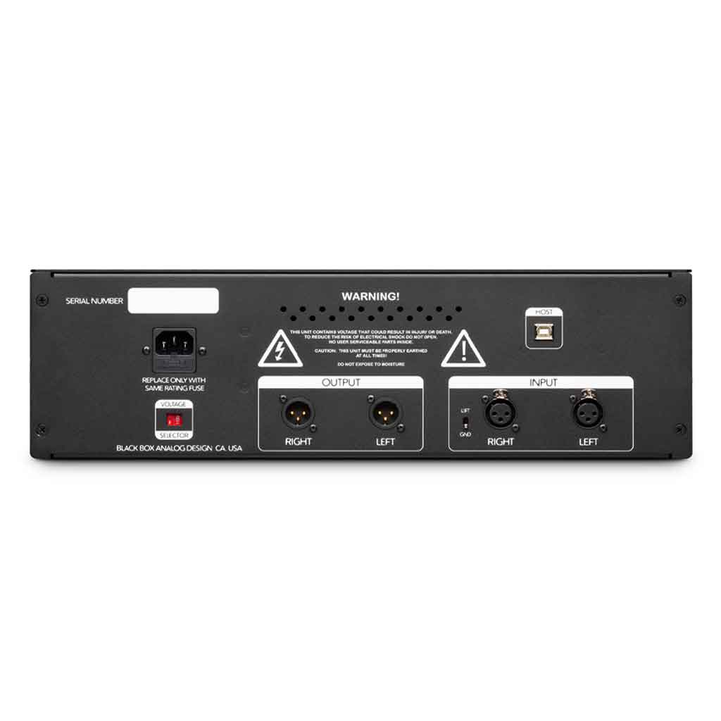 Thiết Bị EQ Tham Số Black Box Analog Design HG-Q hình đang được miêu tả chụp chi tiết mặt sau của sản phẩm với có 5 phích cắm đầu vào các loại và 1 phích cắm nguồn 