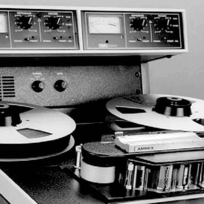 Trình giả lập Arturia Tape Mello Fi Tape hình đang mô tả có 3 sản phẩm đang được đặt trên bàn với được chụp có màu xám đen 