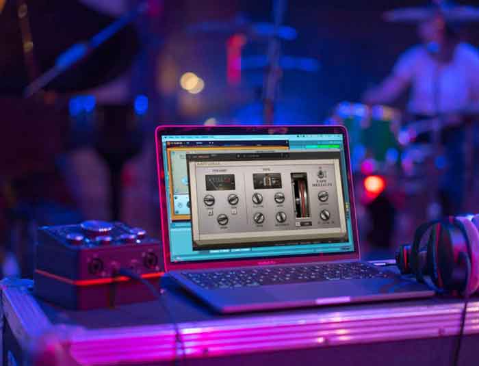Trình giả lập Arturia Tape Mello Fi Tape hình đang mô tả laptop đặt trên bàn với được bật sẵn phầm mền của sản phẩm 
