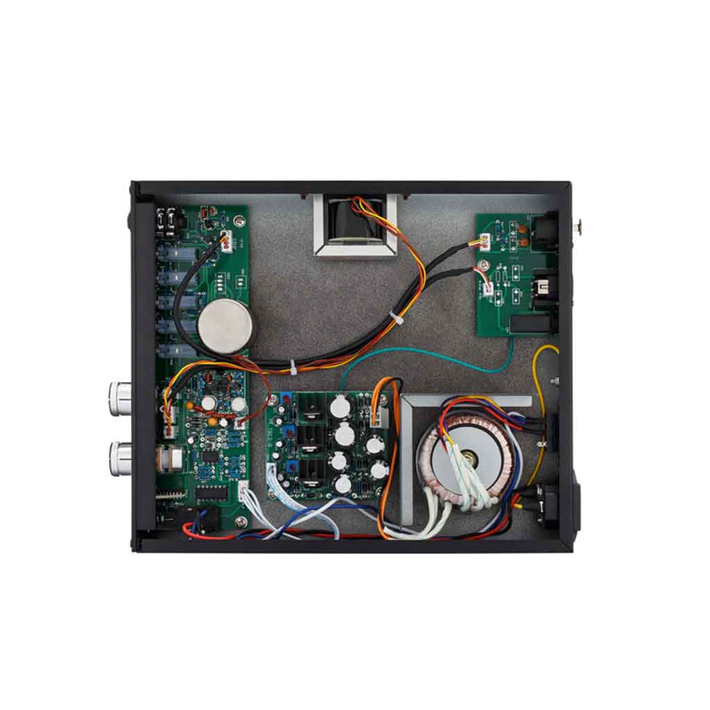 Warm Audio WA12 MKII Microphone Preamp hình đang được chụp miêu tả chi tiết các linh kiện bên trong của sản phẩm trong nền trắng 