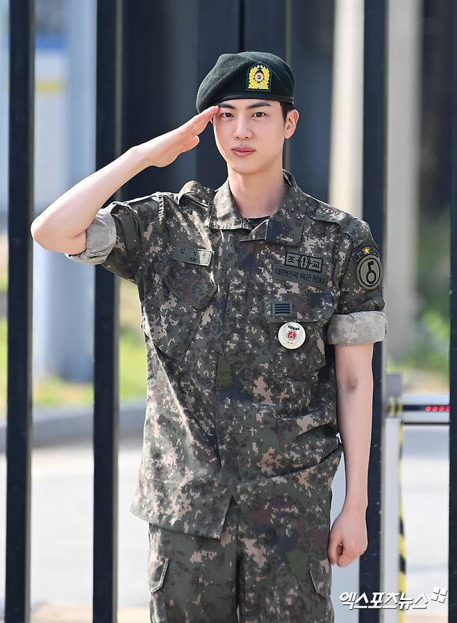 Jin (BTS) gây náo loạn