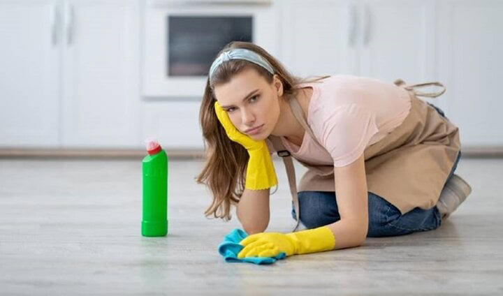 Tại sao bạn ngửi thấy mùi tanh khi lau nhà?