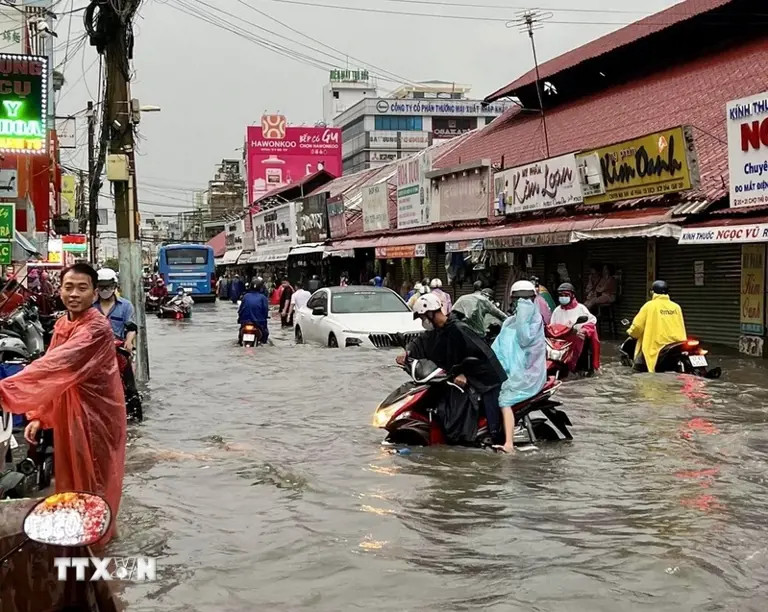 Thành phố Hồ Chí Minh mưa trắng trời, đường phố ngập trong biển nước