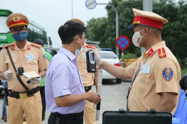 Cảnh sát giao thông đồng loạt kiểm tra nồng độ cồn từ mùng 1 Tết