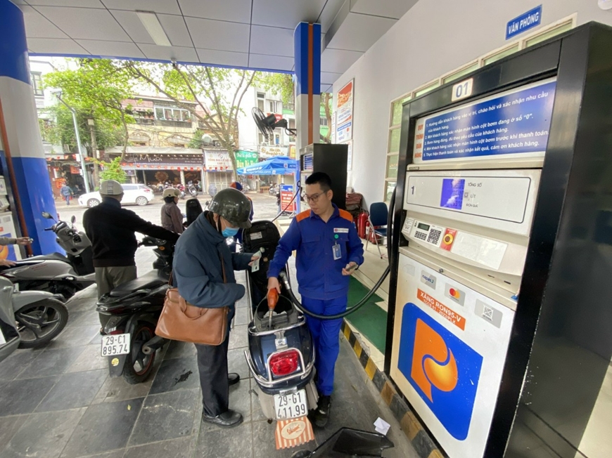 Giá xăng tăng hơn 5.100 đồng