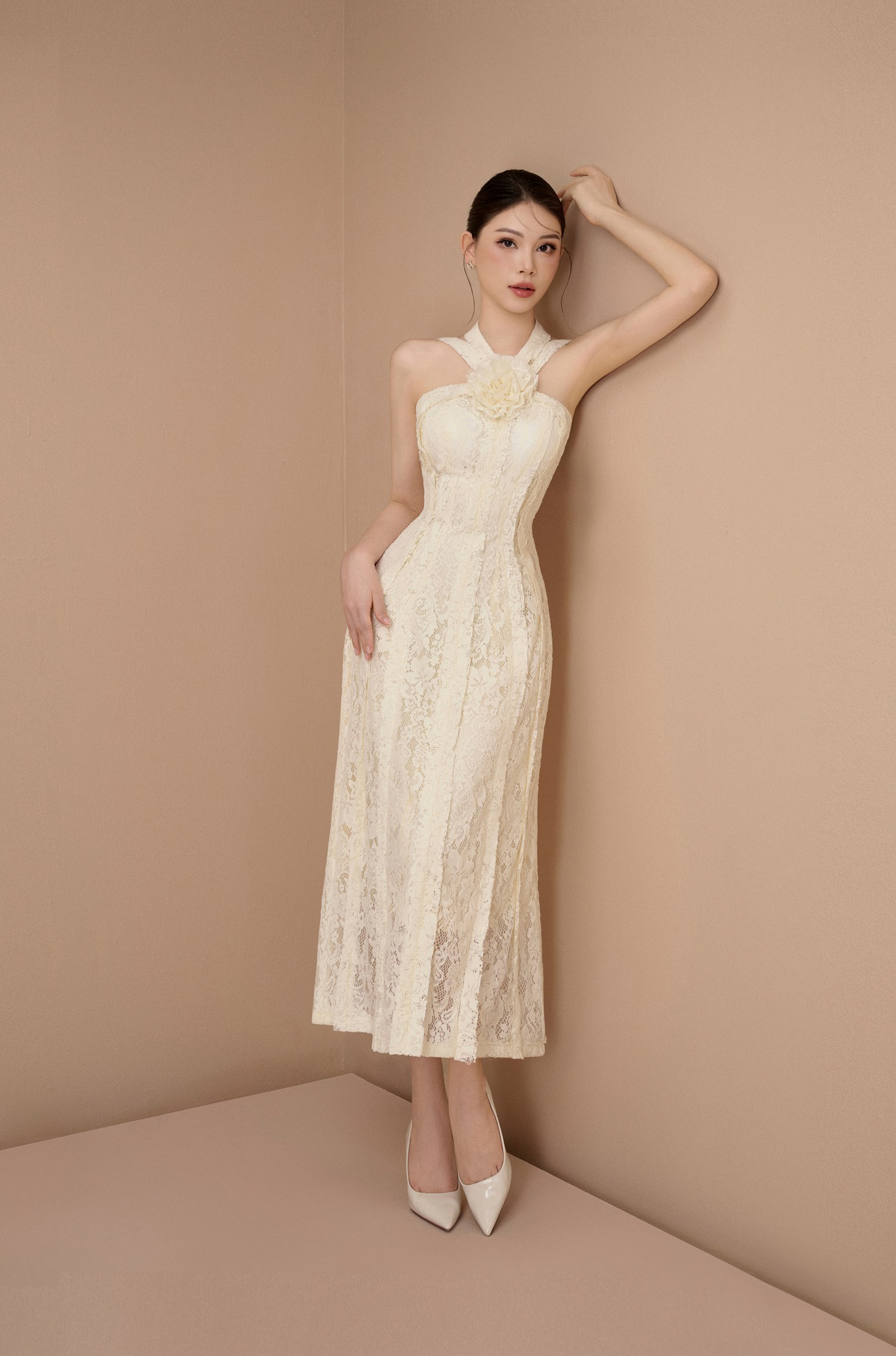 Đầm ren cổ yếm đính hoa #3165