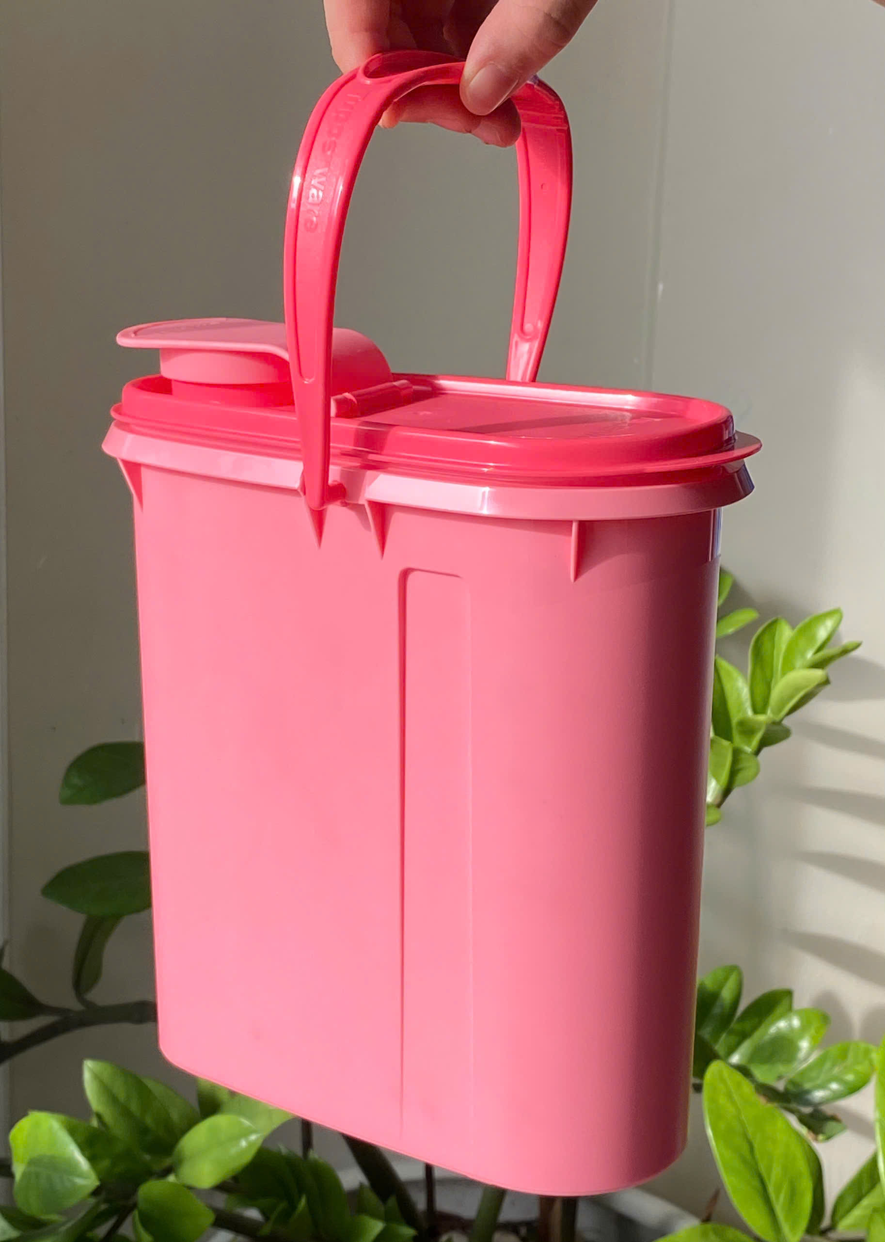 Bình Nước  Tupperware Beverage Buddy 1.9L- Mang Đi  Dạng Hộp Có Quai Xách  Kèm Quà Tặng Hộp Vuông - Tupperware Malaysia Chính Hãng
