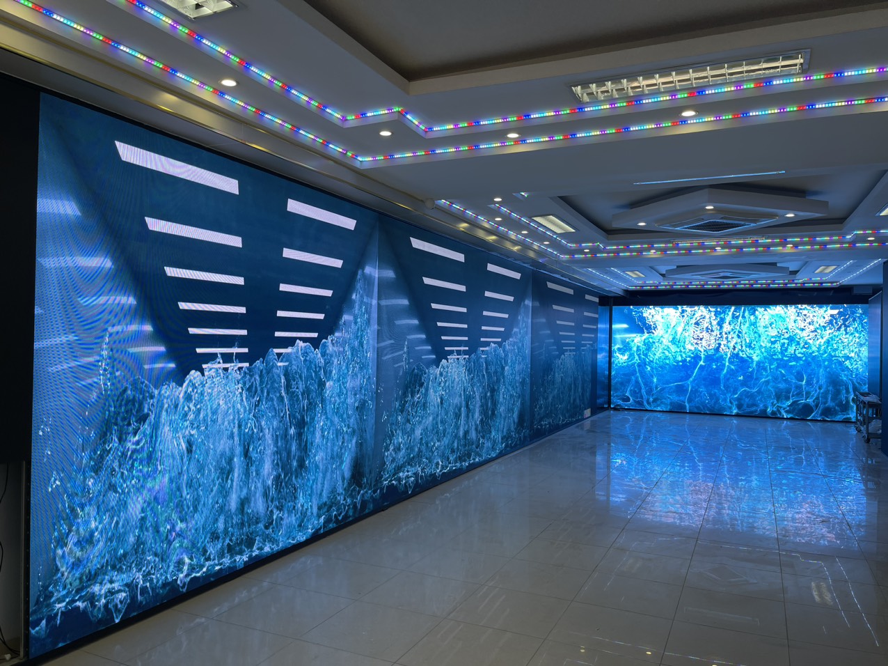 Màn hình trưng bày tại Showroom Hà Nội (4)