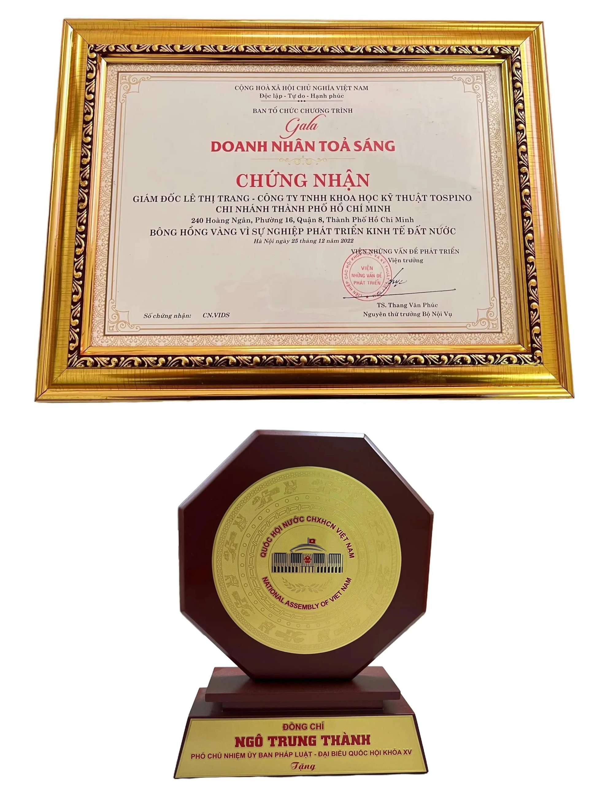 Giấy chứng nhận Doanh Nhân Tỏa Sáng Bông hồng vàng vì sự nghiệp phát triển kinh tế đất nước