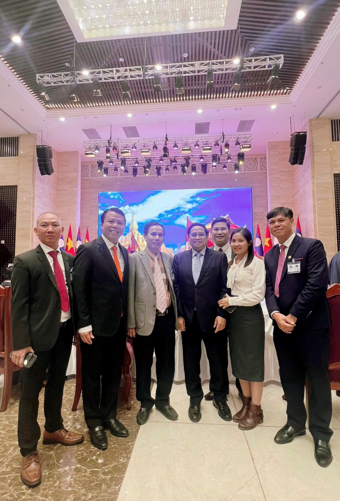 Lãnh đạo Công ty TNHH KHKT TOSPINO vinh hạnh diện kiến Thủ tướng Chính phủ nước Cộng hòa xã hội chủ nghĩa Việt Nam Phạm Minh Chính tham dụ Hội Nghị Hợp Tác Đầu Tư Việt Nam - Lào