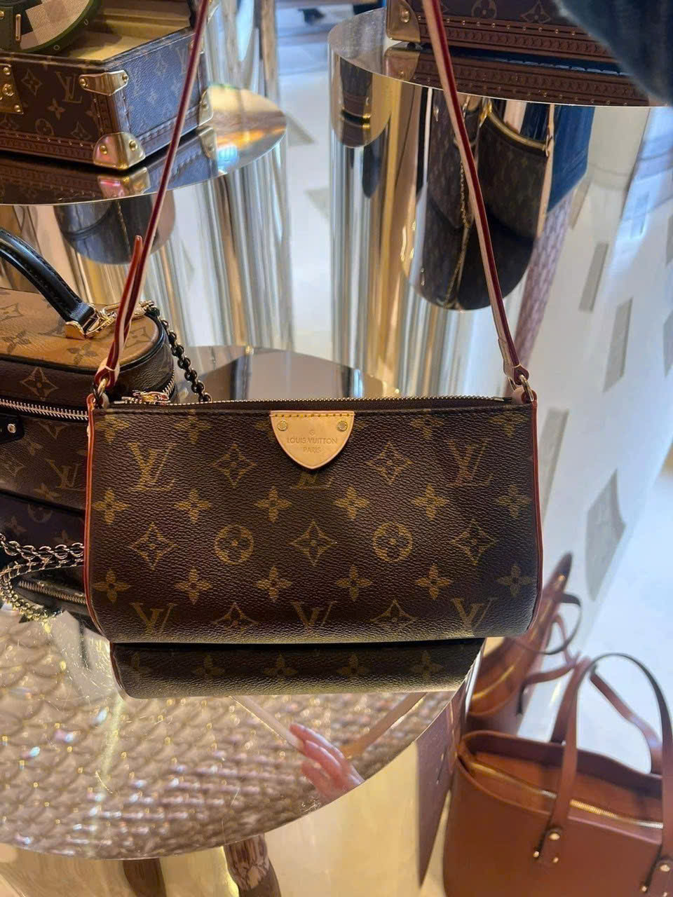 Túi Đeo Vai Louis Vuitton Tirette