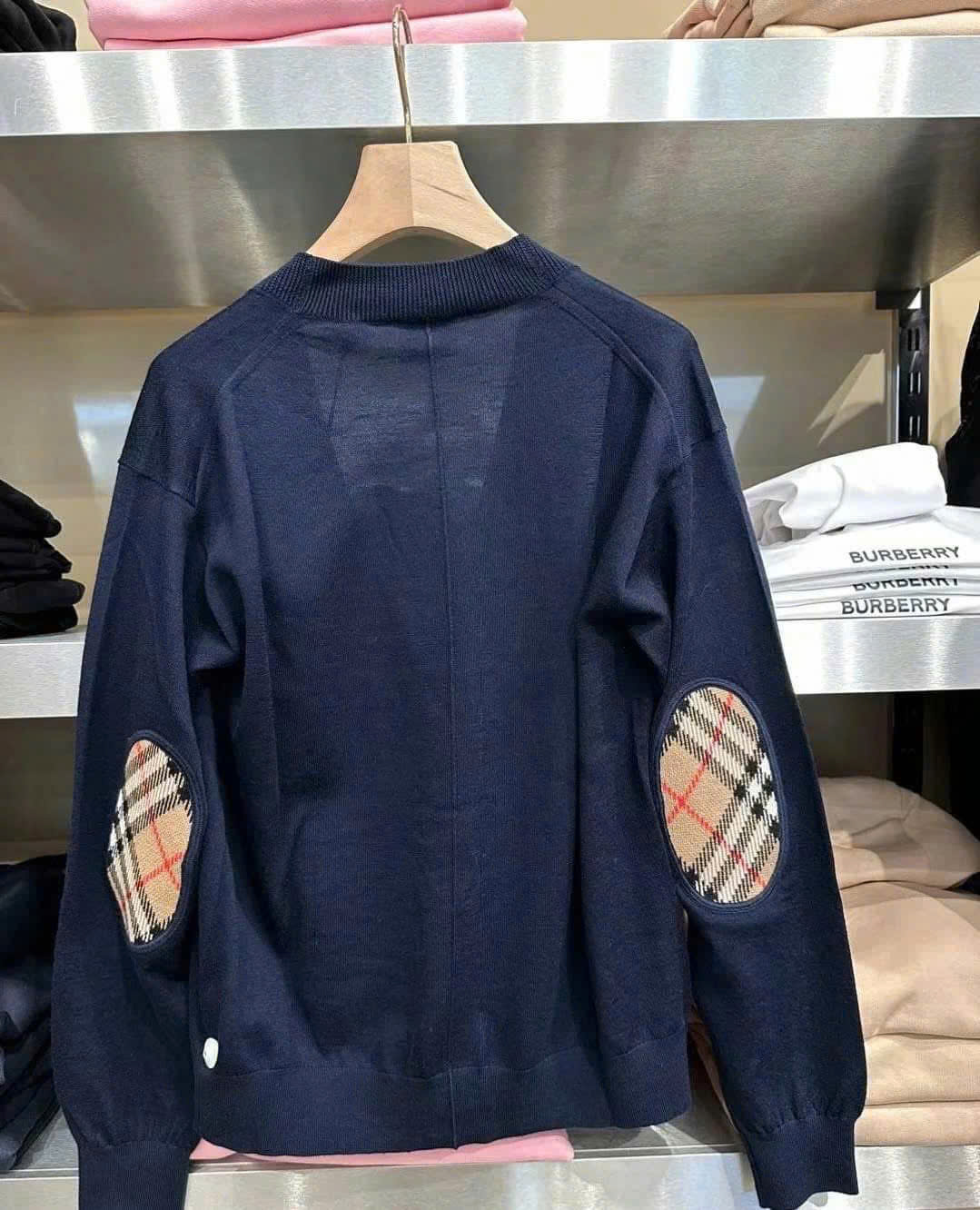 Cardigan Burberry Cổ Tim