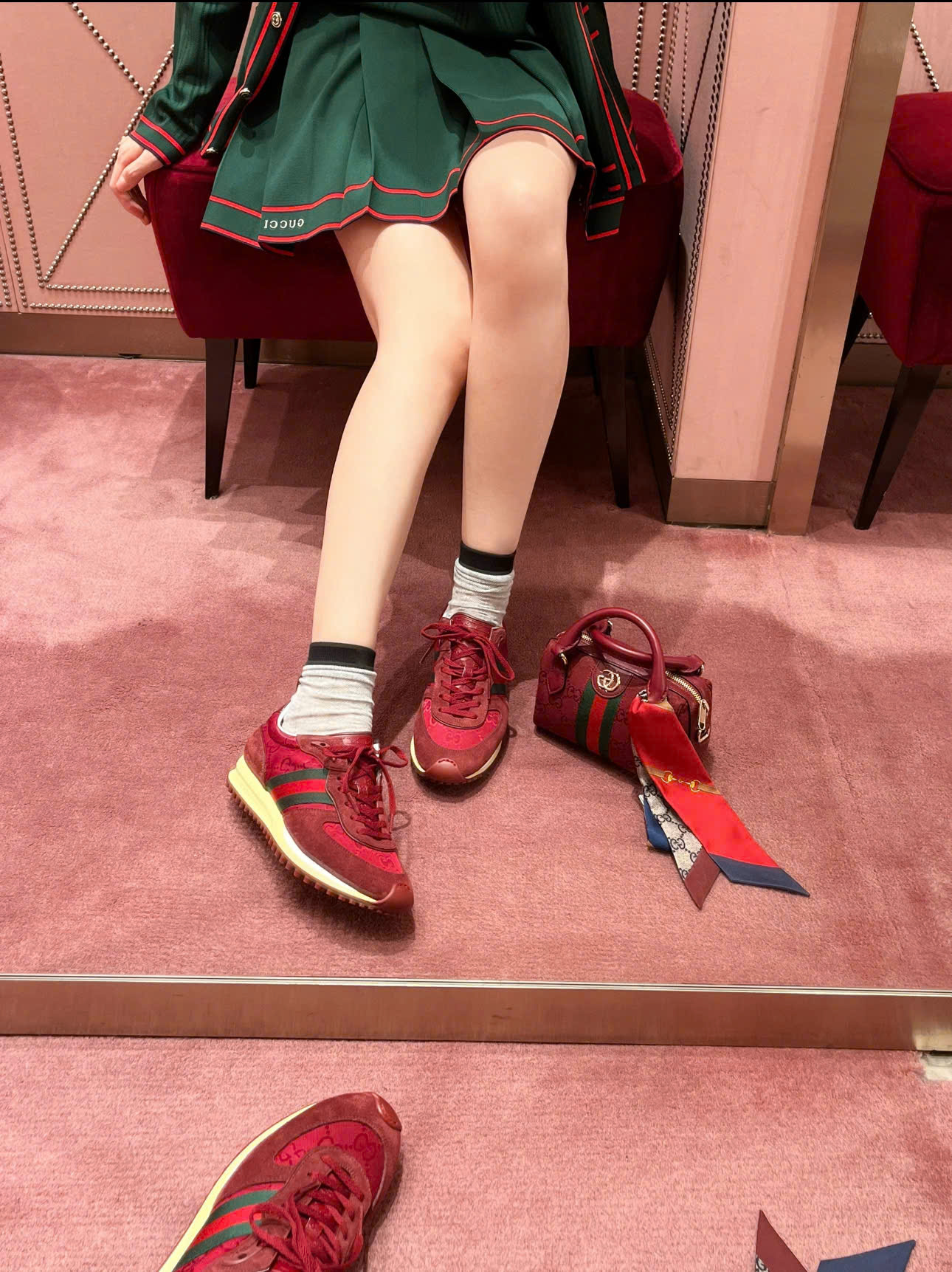 Giày sneaker Gucci đỏ