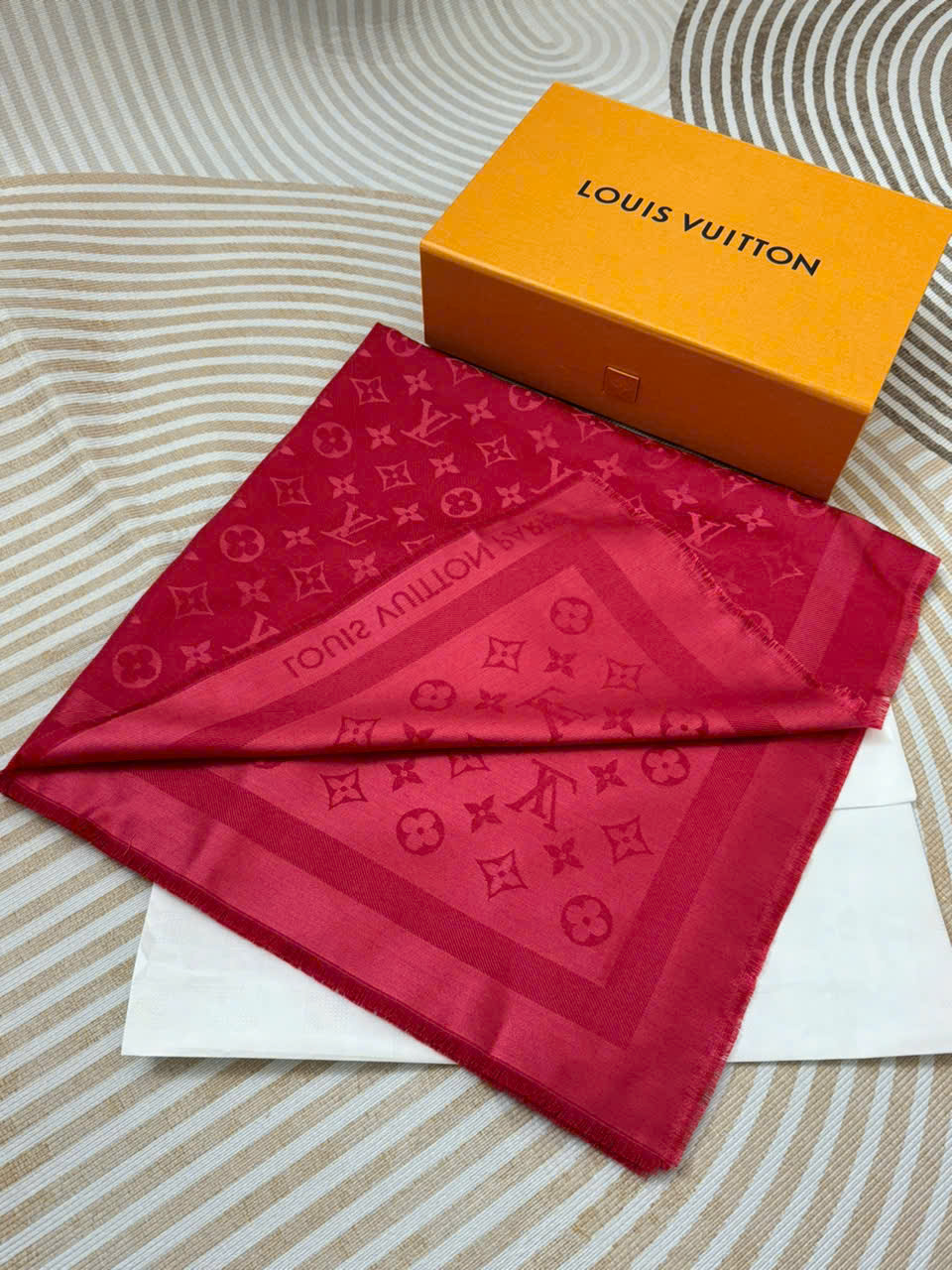 Khăn Louis Vuitton Đỏ