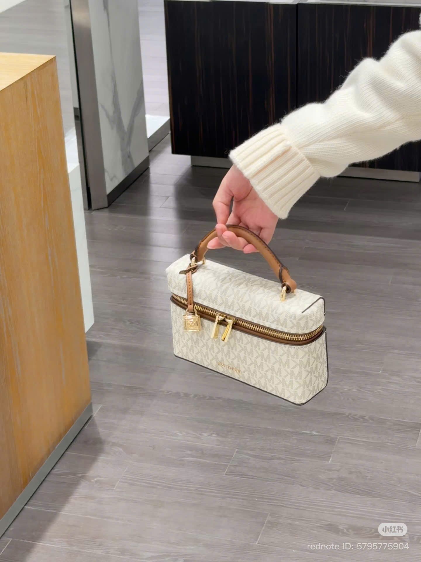 Túi Michael Kors Jana Logo