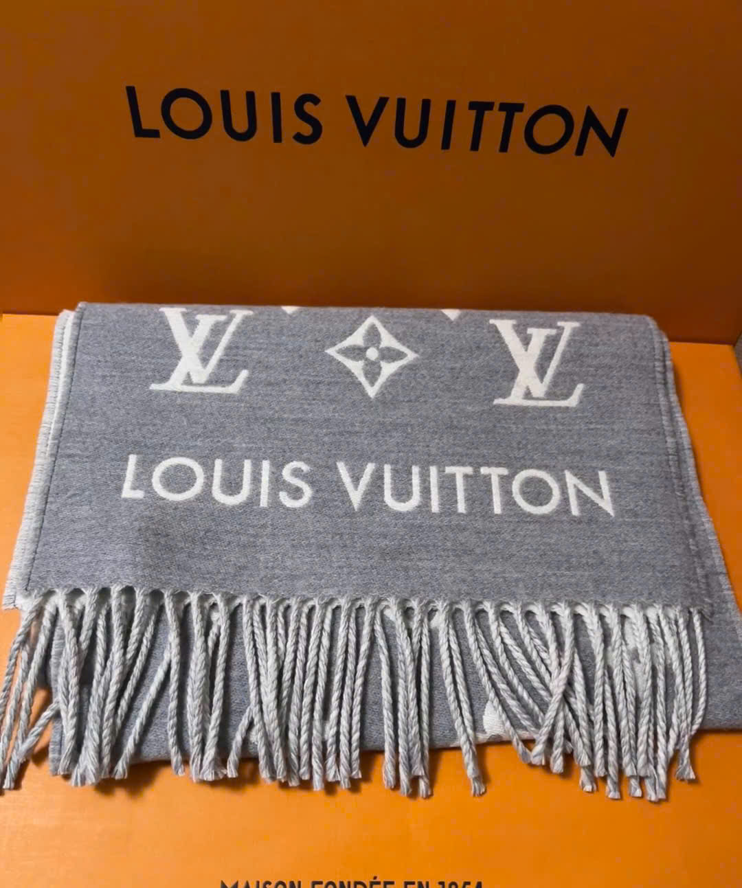 Khăn Louis Vuitton