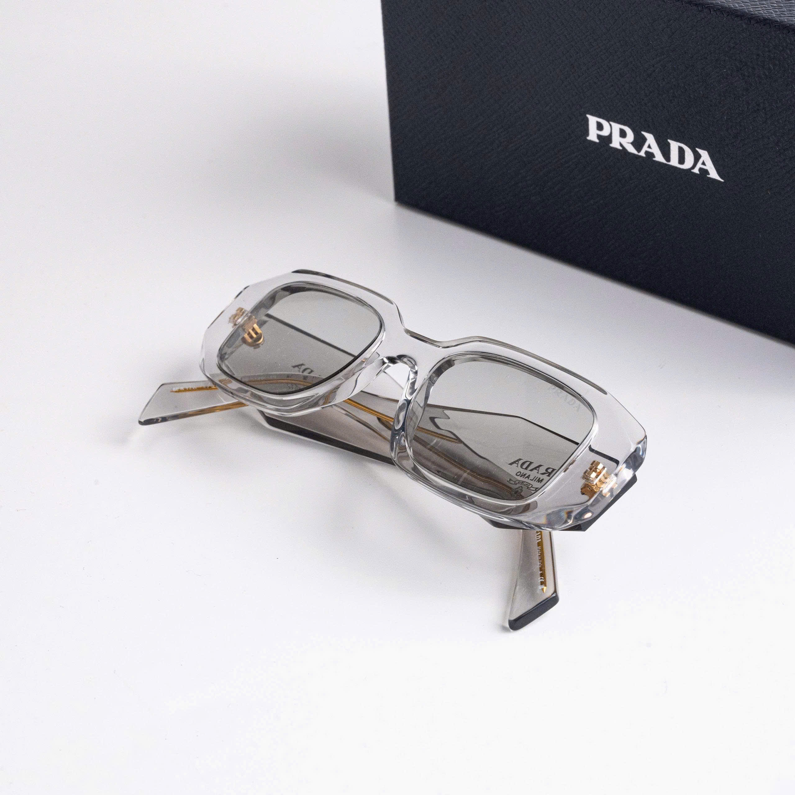 Kính Prada