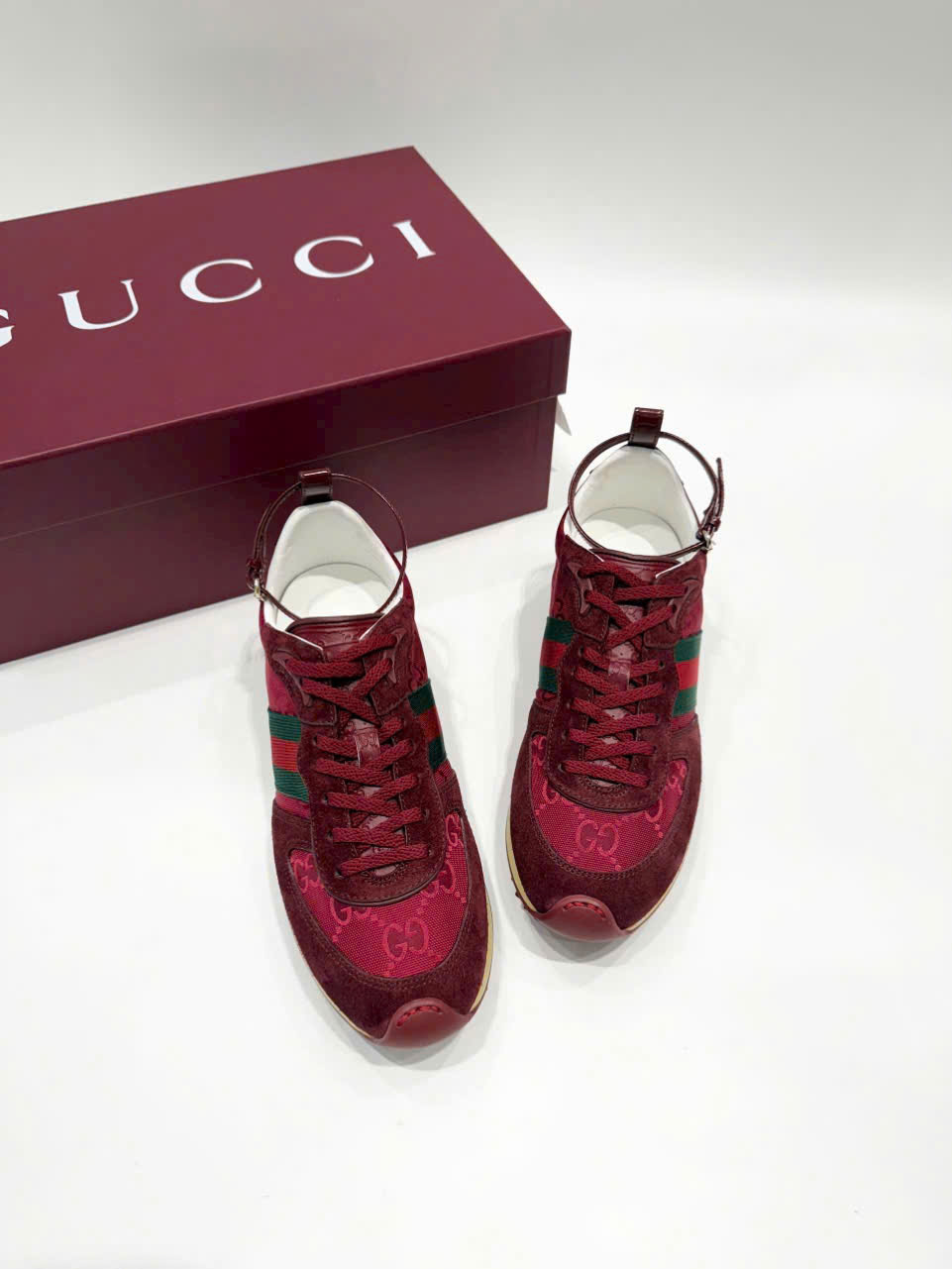 Giày sneaker Gucci đỏ