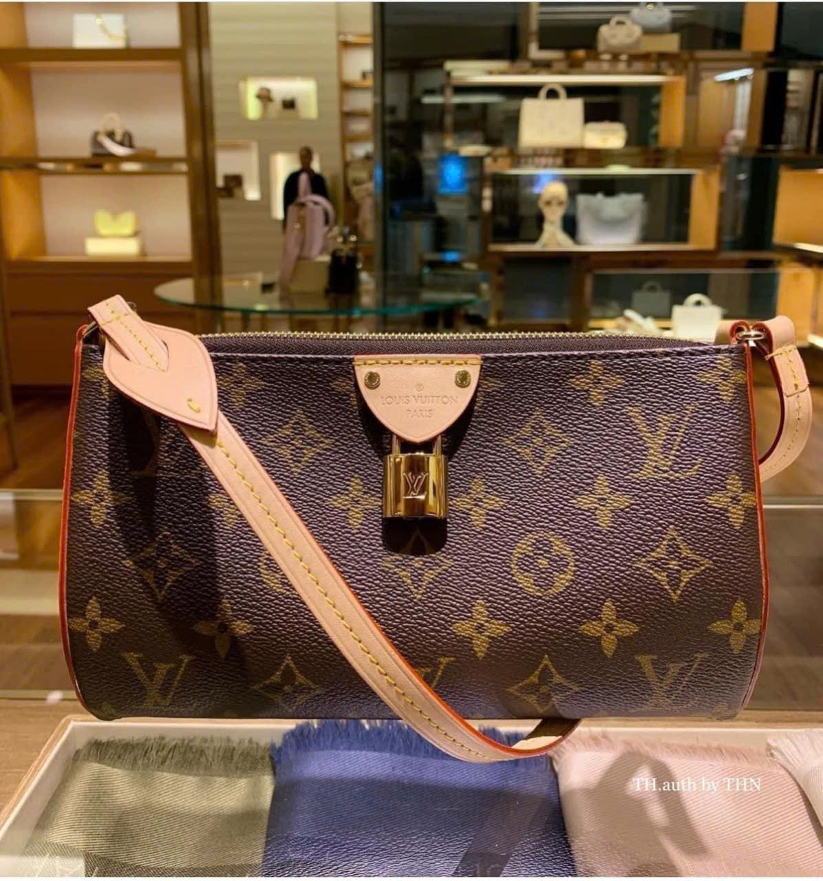 Túi Đeo Vai Louis Vuitton Tirette