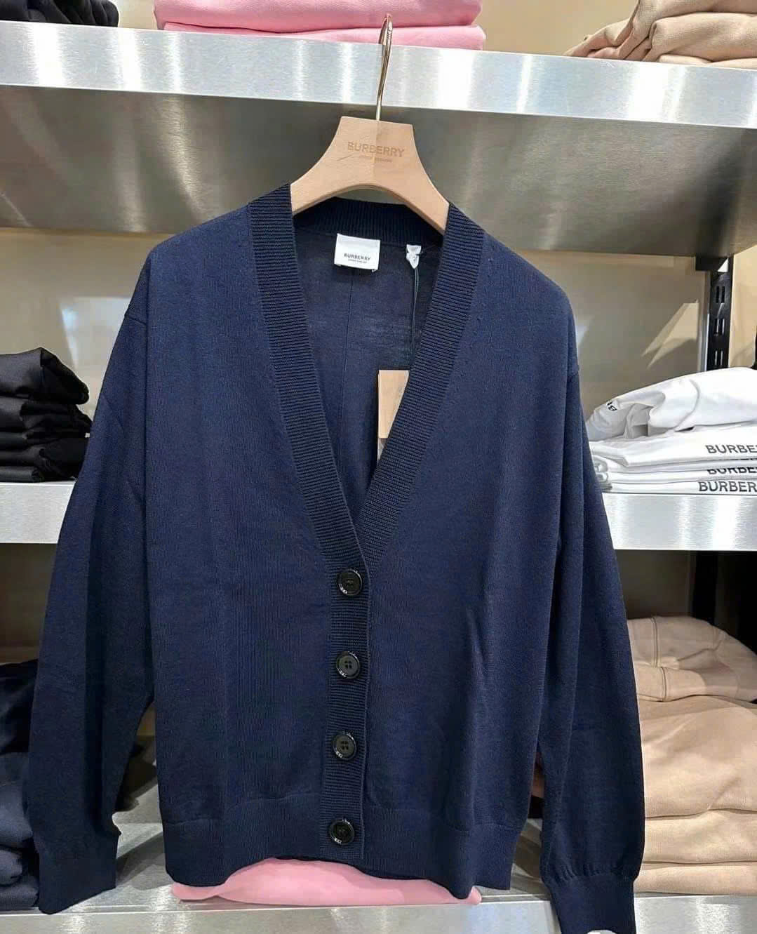 Cardigan Burberry Cổ Tim