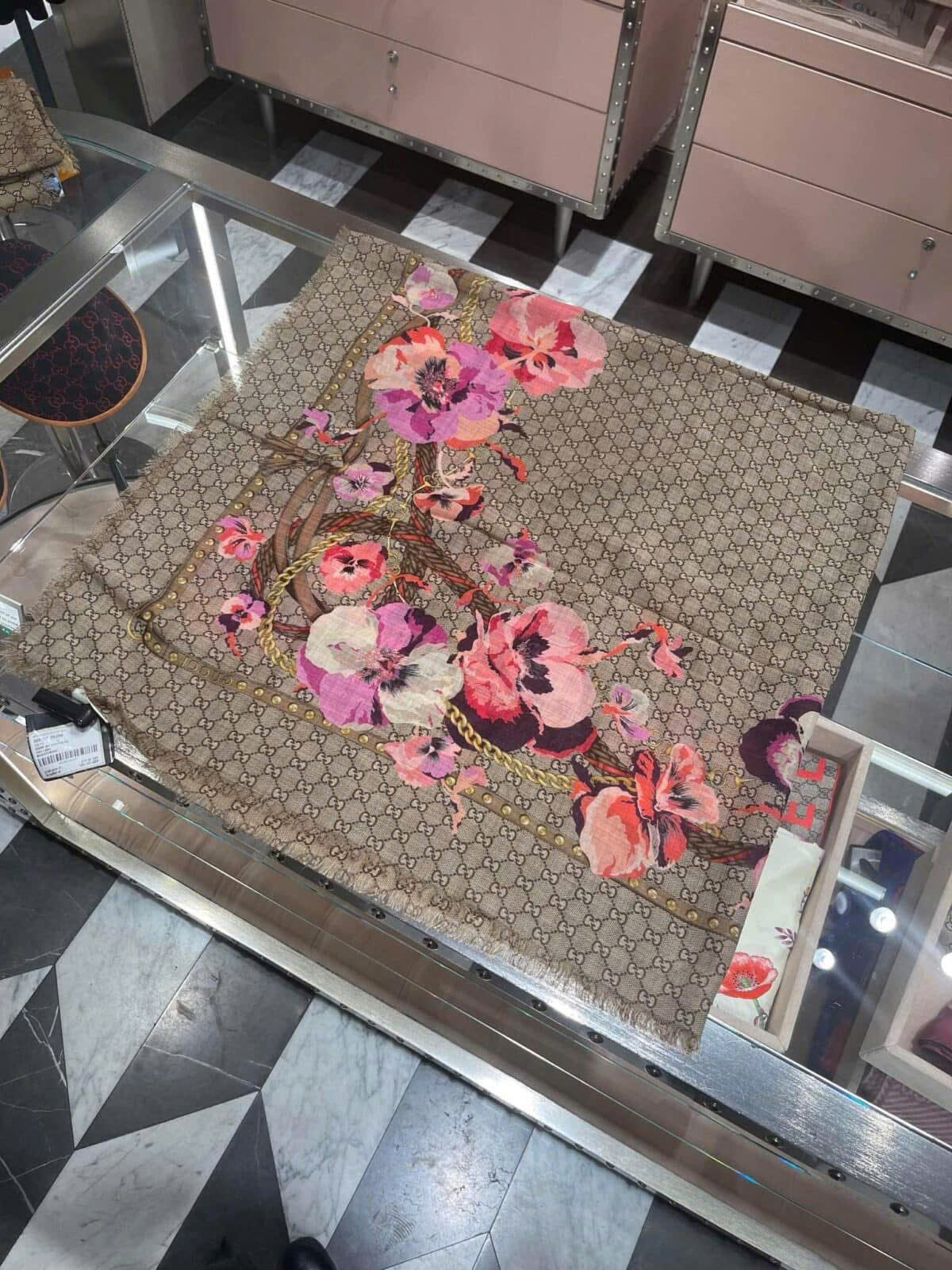 Khăn Gucci