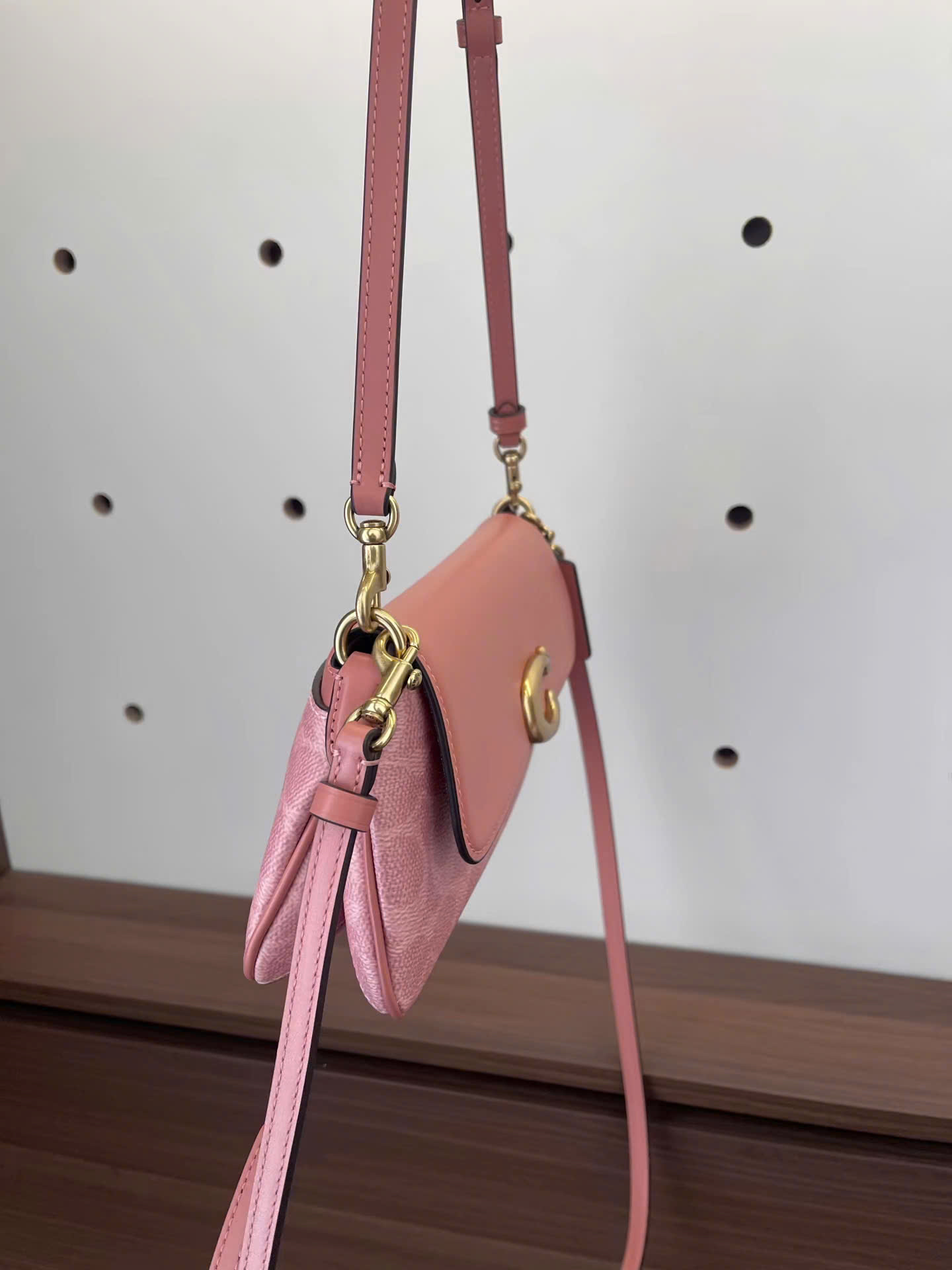 Túi Coach Jet Shoulder Hồng