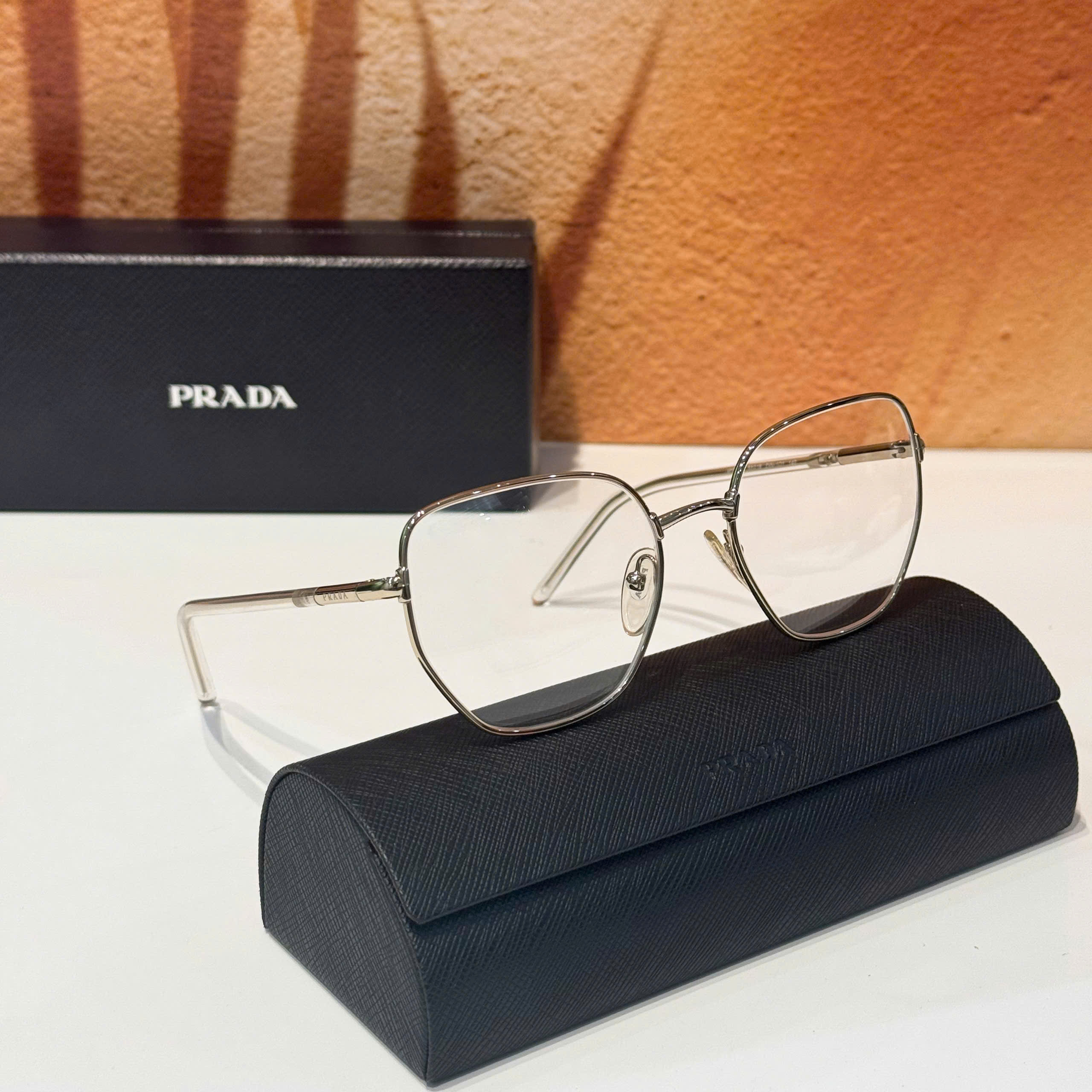 Kính Prada