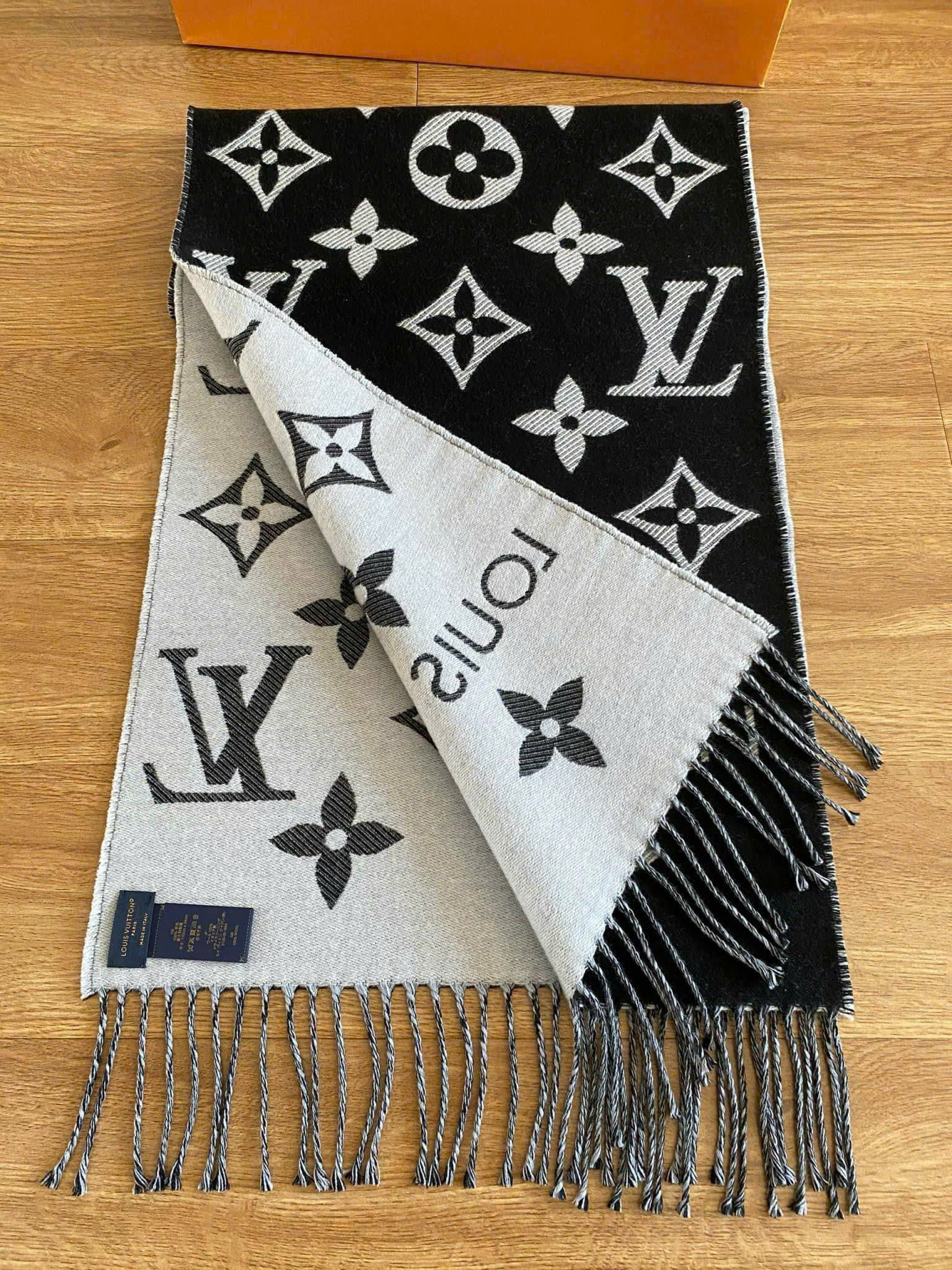 Khăn Louis Vuitton Cashmere Essential