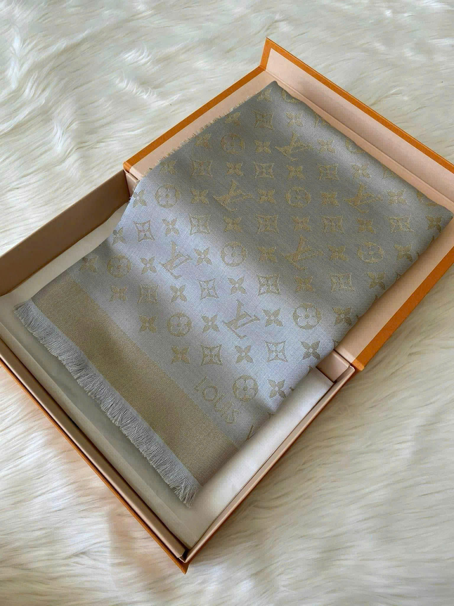 Khăn Louis Vuitton Ánh Kim Xám