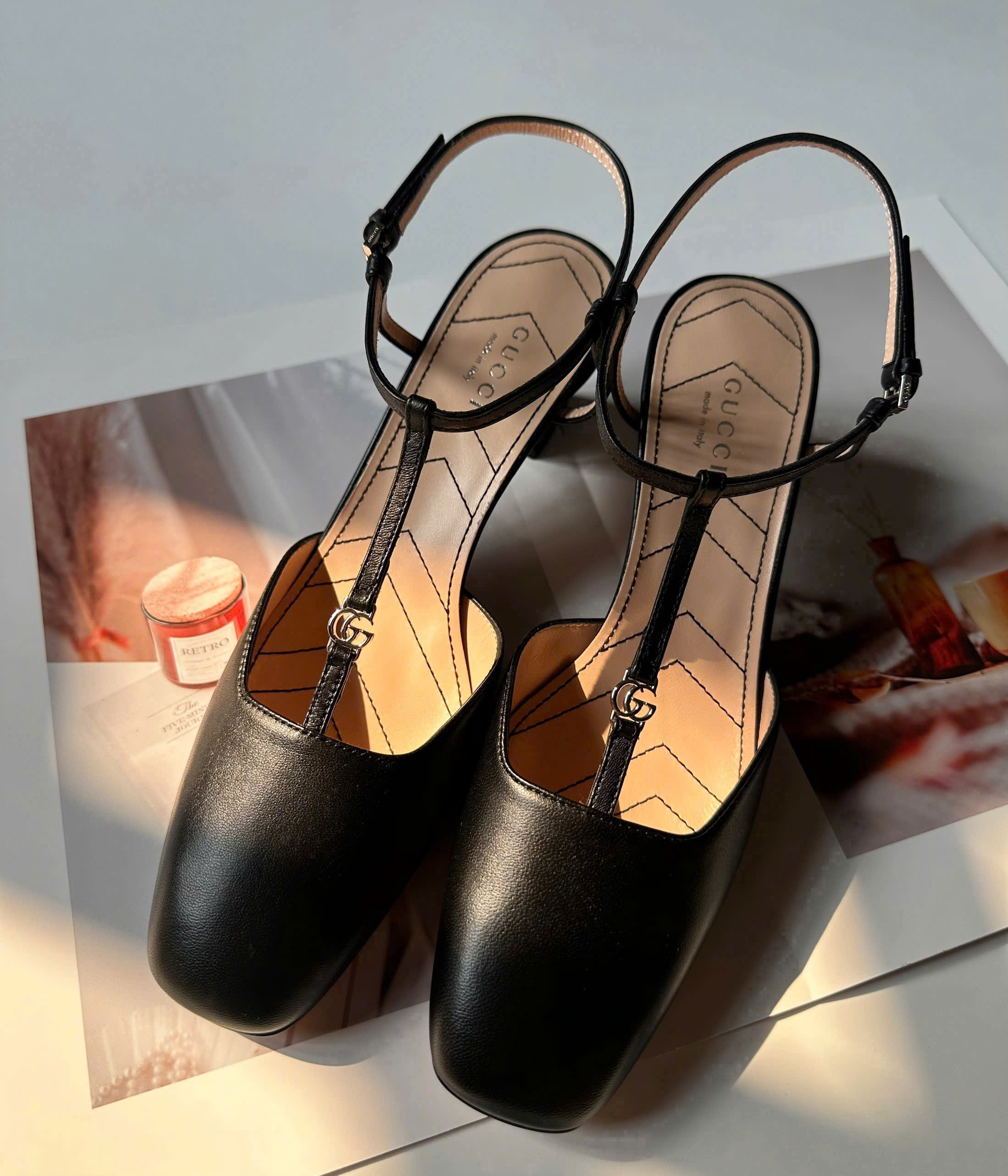 Giày Sandal Gucci Mary jane đen và be