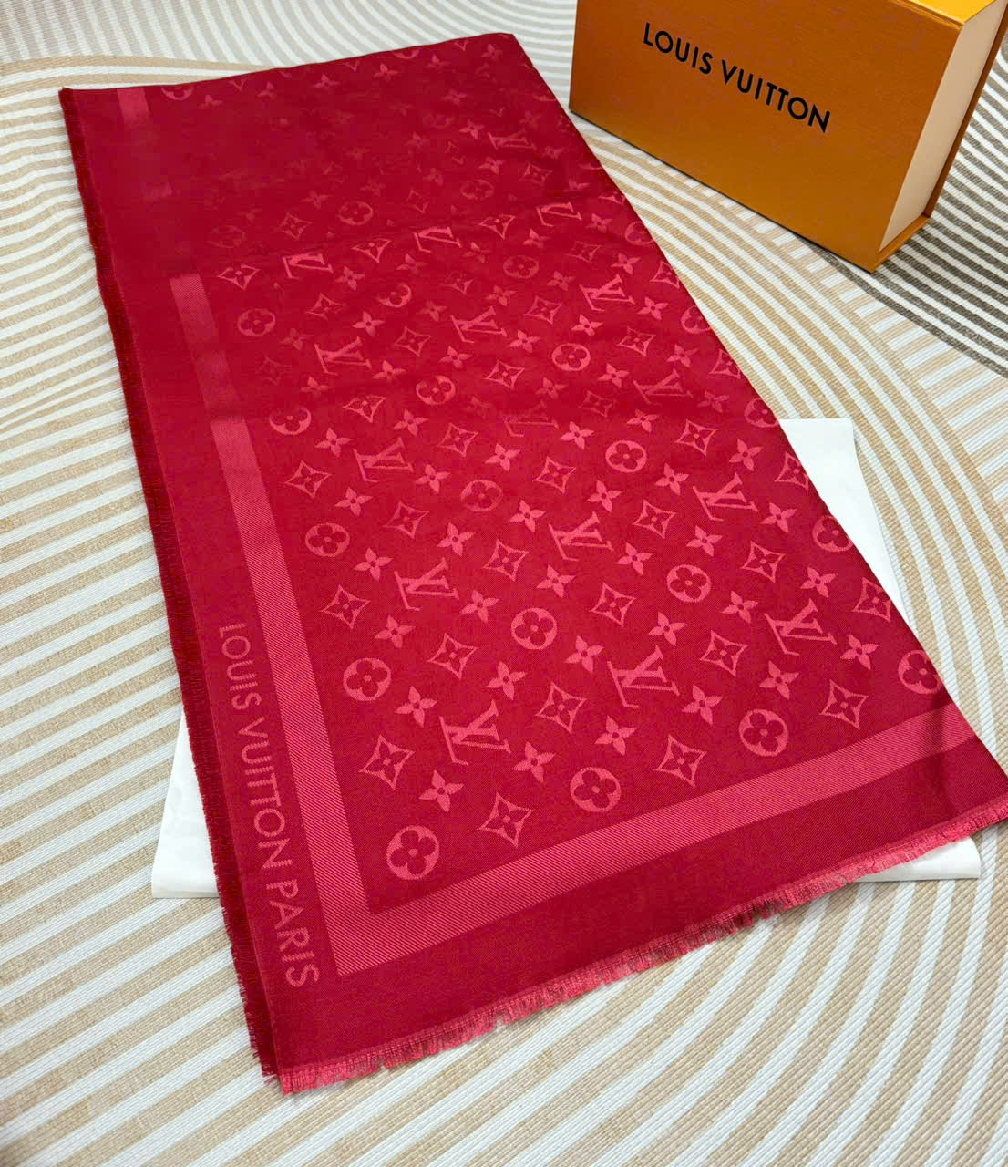 Khăn Louis Vuitton Đỏ