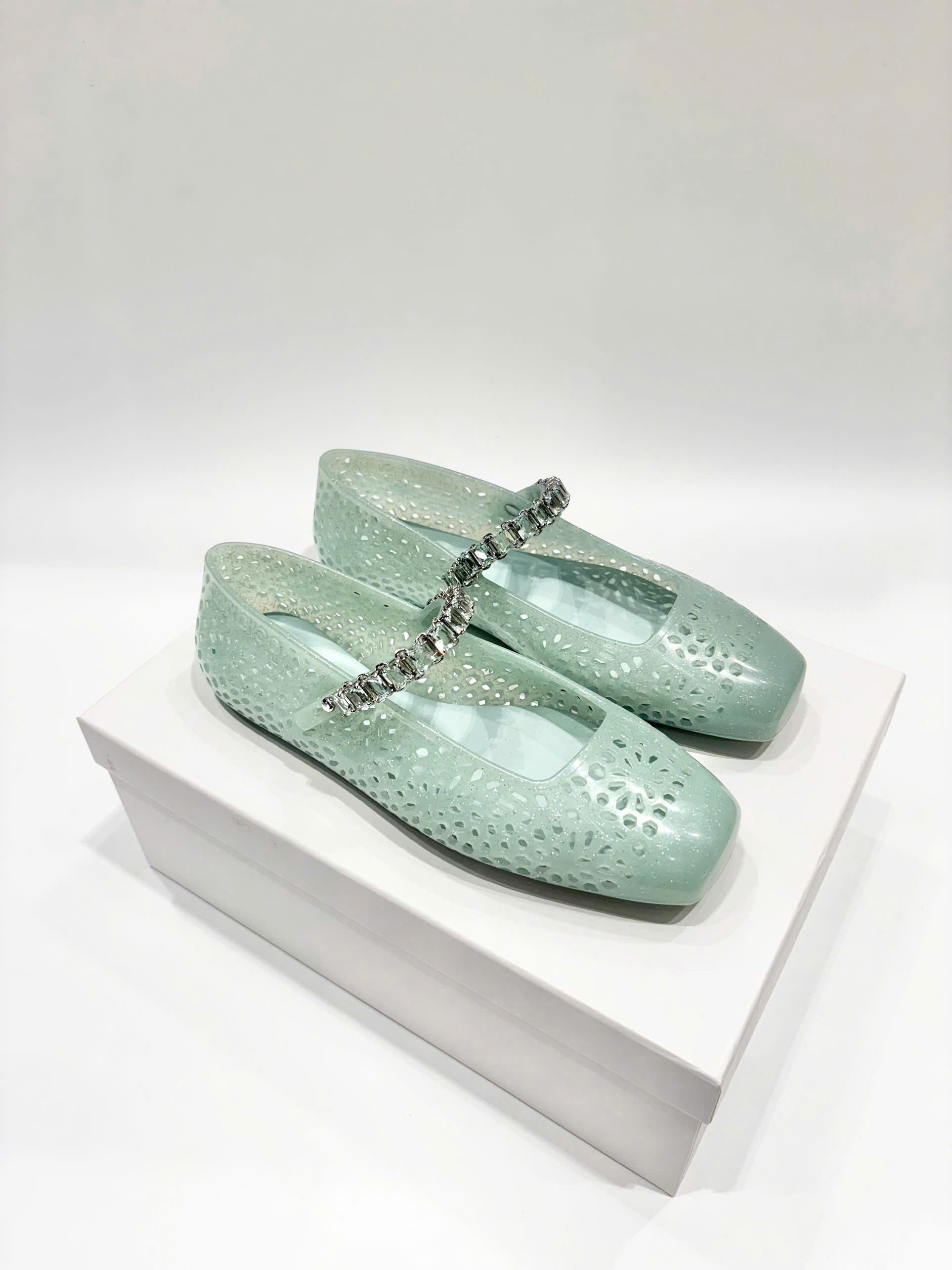 Giày Bệt Nhựa Jimmy Choo