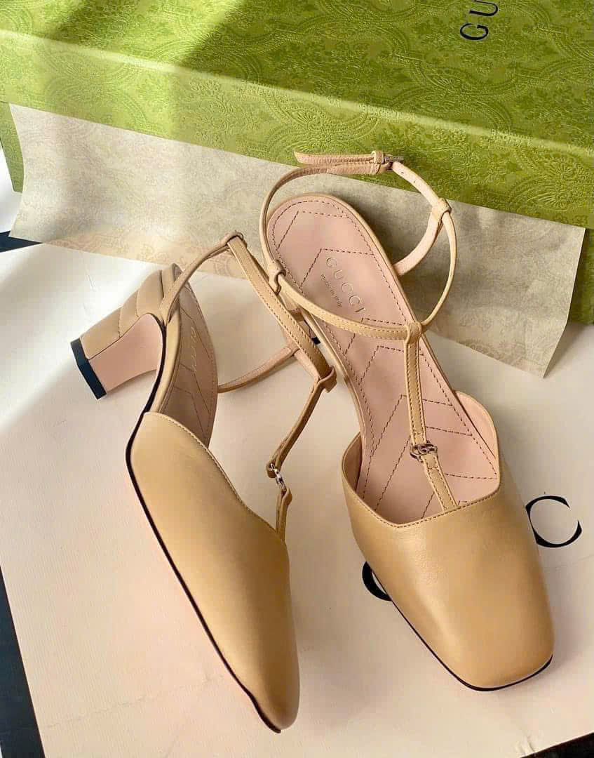 Giày Sandal Gucci Mary jane đen và be